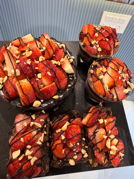 Chocolate Strawberry Dessert Combo (Eggless) – 1 Kg Cake, Cupcakes & Brownies