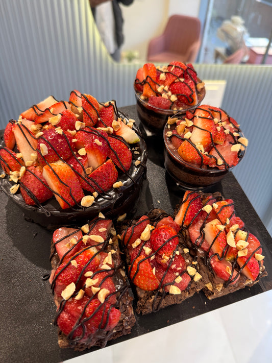 Chocolate Strawberry Dessert Combo (Eggless) – 1 Kg Cake, Cupcakes & Brownies