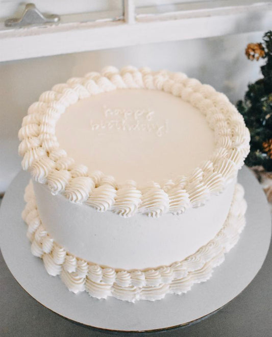 1 kg Eggless Vanilla Cake with a smooth cream finish and timeless charm